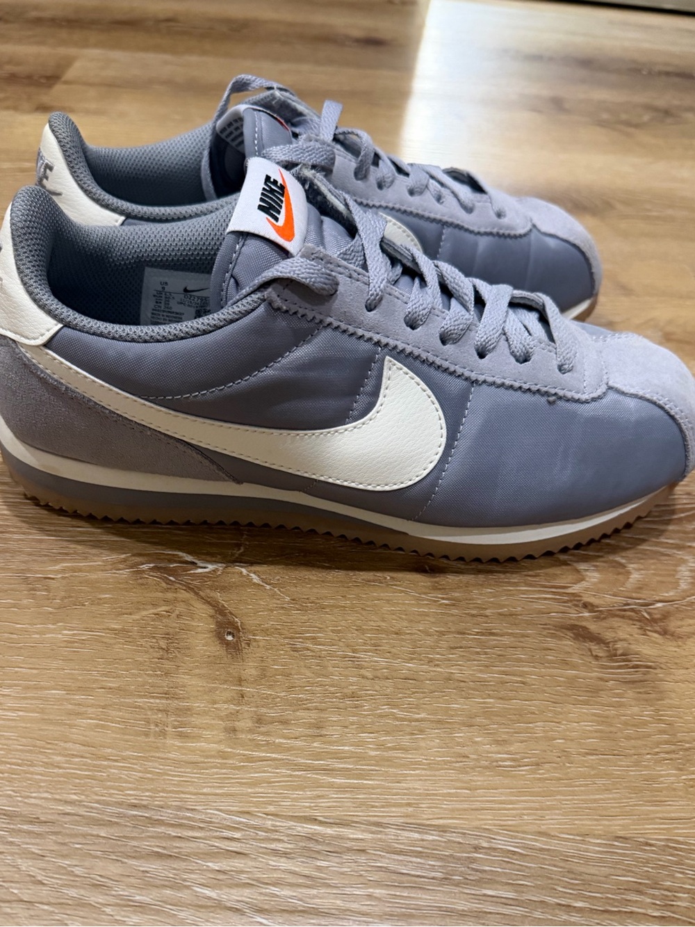 Nike women’s Classic Cortez Leather Shoes - Grey/White